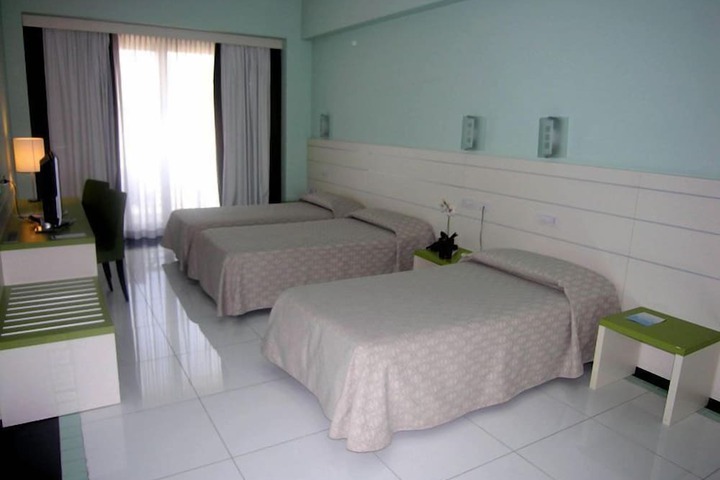 Room 5 of 152