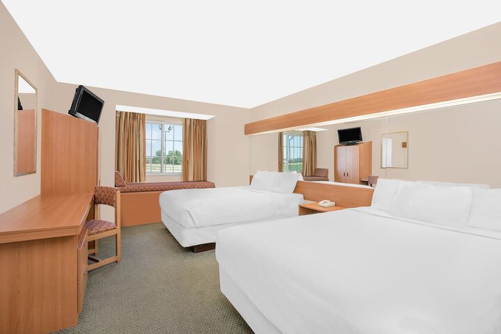 1 Queen Bed (4 of 16)