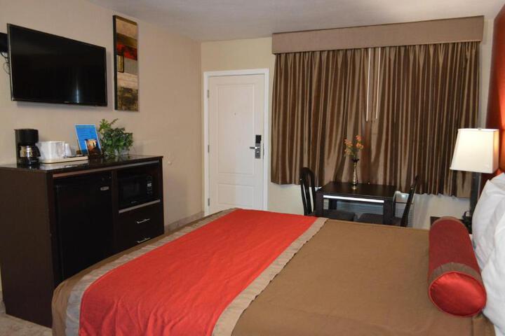 1 King Bed (14 of 18)