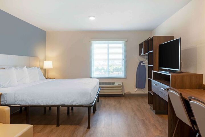 Deluxe Studio 1 King Bed (5 of 5)