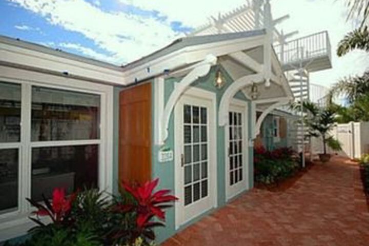 Exterior of Palm Isle 3204 by RedAwning