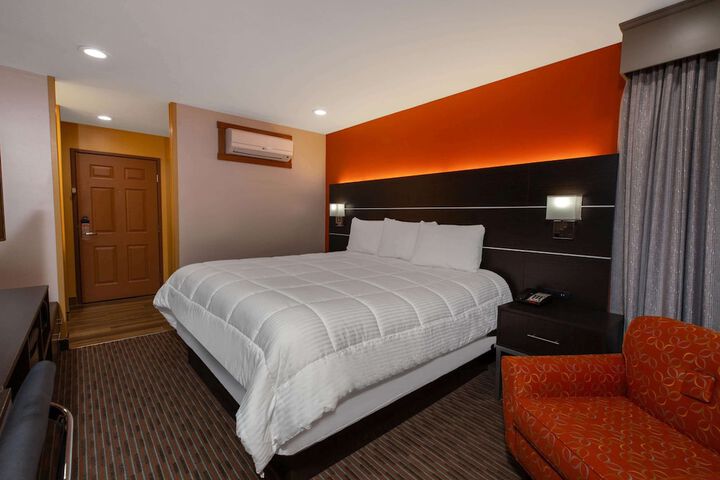 1 King Bed (2 of 12)