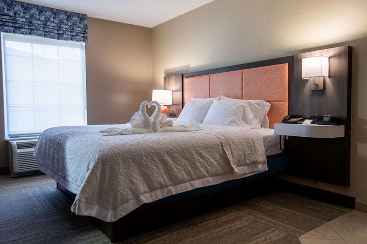 1 King Bed Study with Sofa Bed (3 of 20)