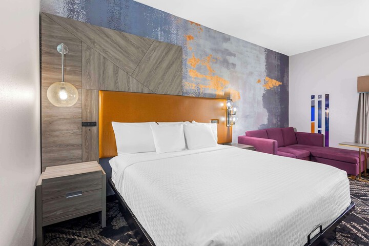 1 King Bed - Free High Speed Internet, Microwave, Refridgerator, Continental Breakfast (3 of 8)