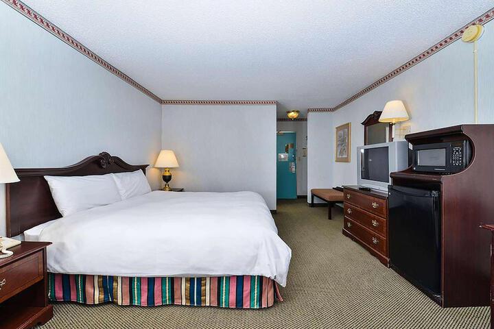 1 King Bed (2 of 5)
