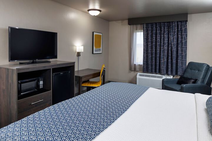 Deluxe King Bed (3 of 6)