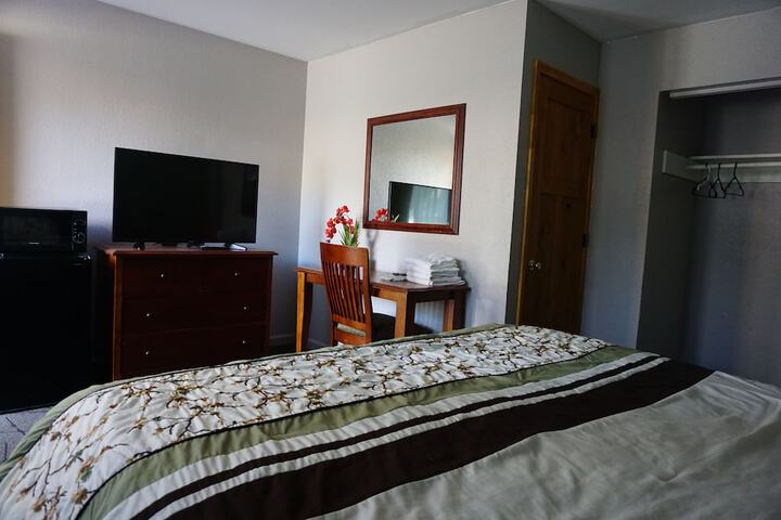 1 King Bed (4 of 4)
