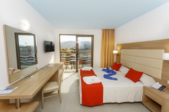 Room 3 of 83