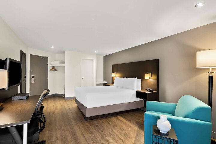 1 King Bed Pillowtop Mattress Business Plus Room Refrigerator High Speed Internet Accessible Desk Full Breakfast (4 of 6)