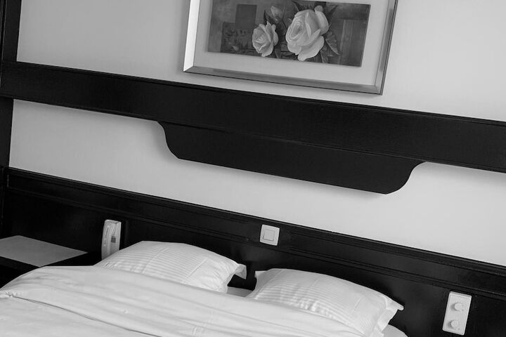 Room 6 of 12