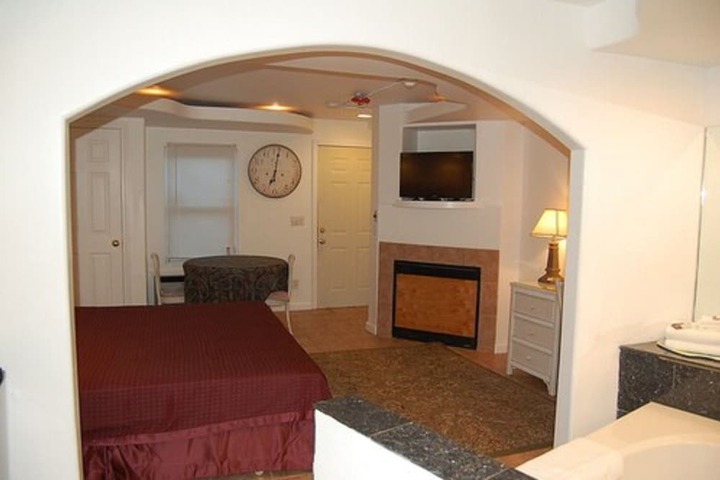 1 King Bed (2 of 9)