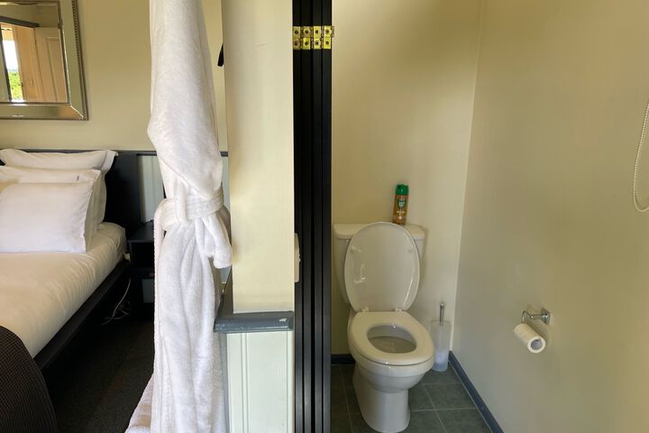 Room 18 of 220