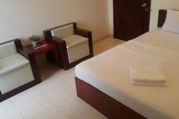 Room 4 of 8
