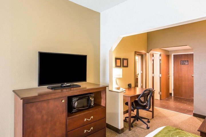 1 King Bed Suite (15 of 16)
