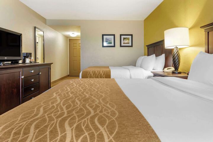 2 Queen Beds (5 of 8)