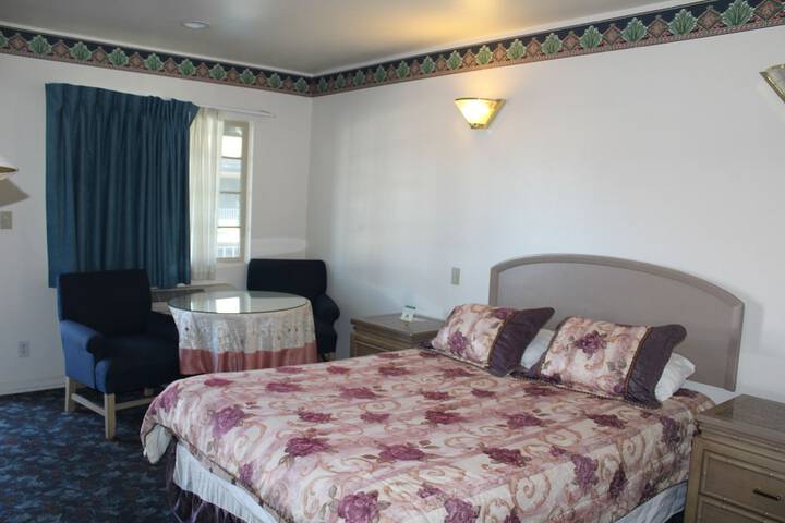 Basic Queen Bed (4 of 10)