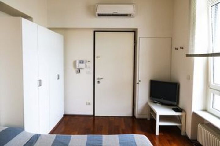 Room 5 of 8
