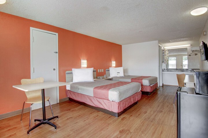 2 Double Beds (11 of 12)