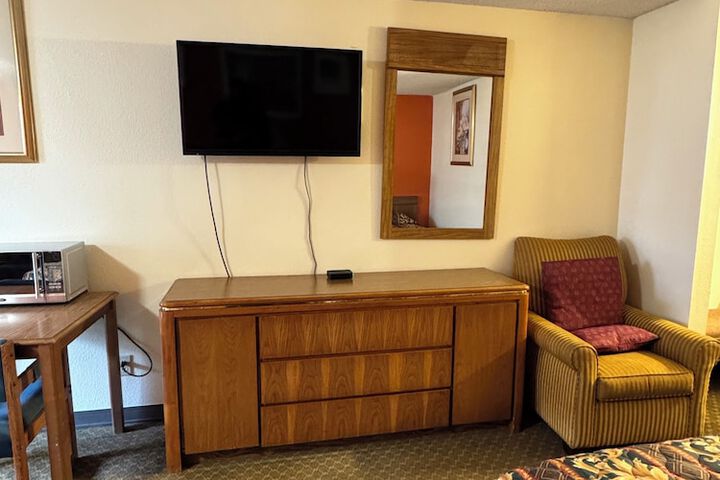 Room 4 of 18