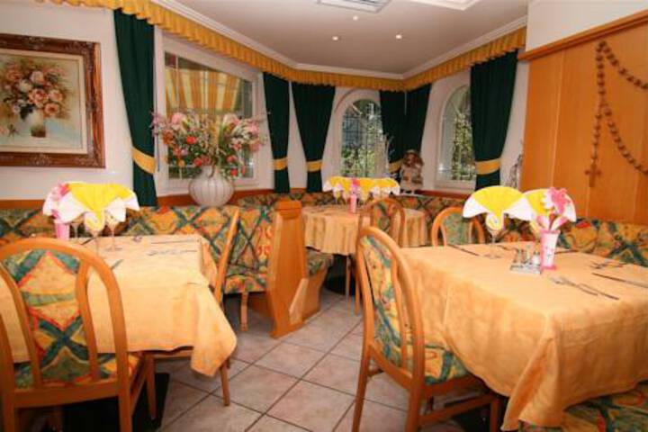 Dining 5 of 5