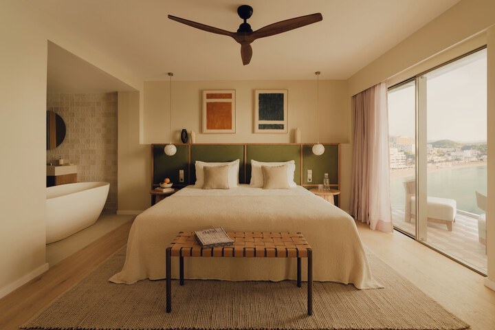 Room 6 of 74