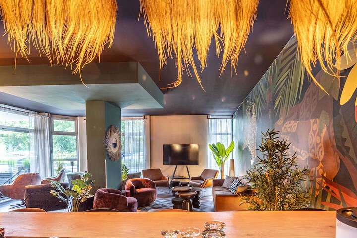 Lounge 44 of 61