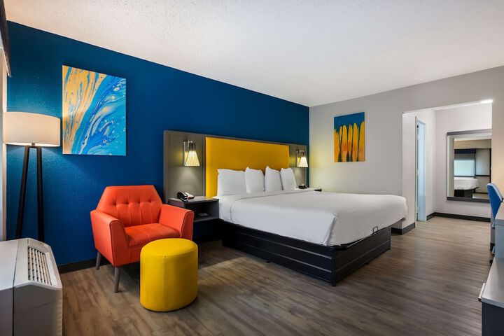 1 King Bed High Speed Internet Accessible Microwave and Refrigerator, Coffee Maker Iron and Ironing Board Hairdryer Continental Breakfast (9 of 10)