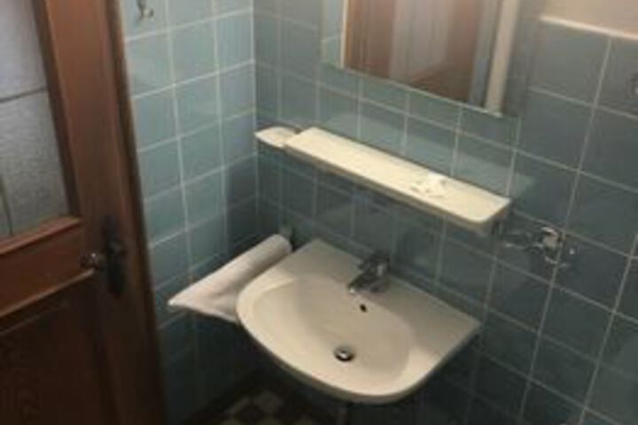 Room 3 of 43
