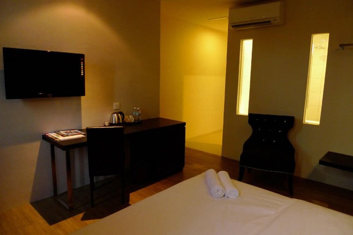 Room 9 of 36