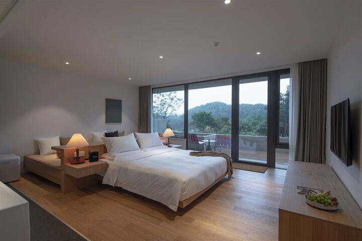 Room 105 of 218