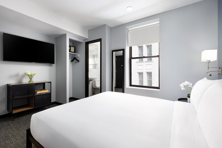 1 Queen Bed (19 of 24)