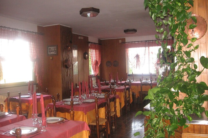 Dining 3 of 8