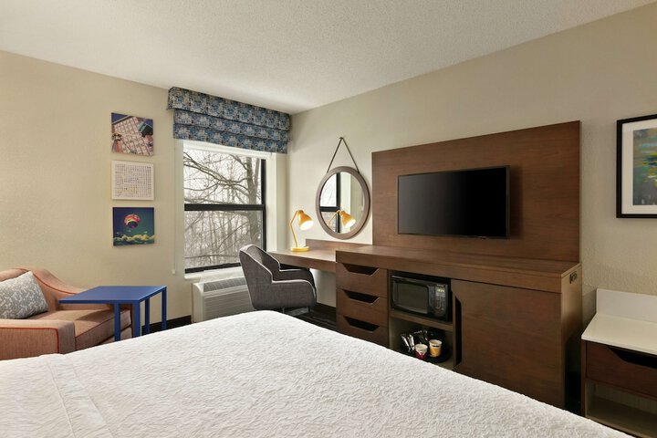 1 King Bed Study with Sofa Bed (12 of 13)