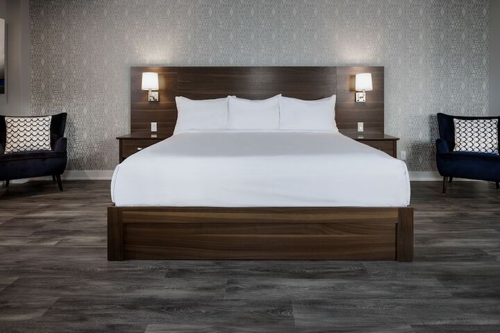 Superior Loft 1 King Bed with Sofa Bed (5 of 10)