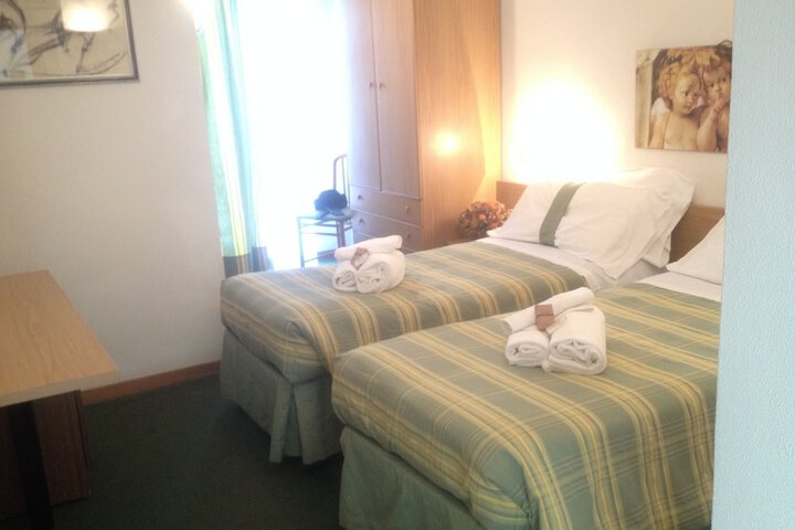 Room 6 of 34