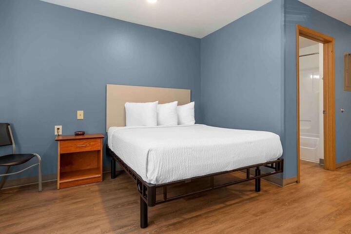 Studio Queen Bed (10 of 10)