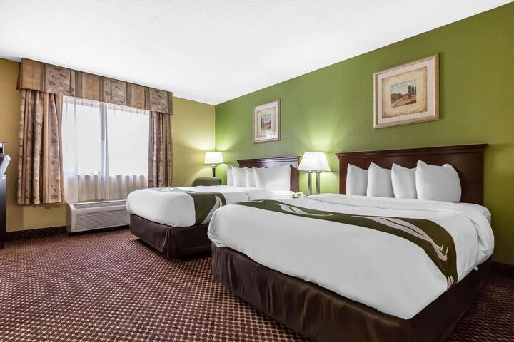 2 Queen Beds (1 of 12)