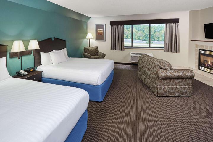 2 Queen Beds (8 of 12)