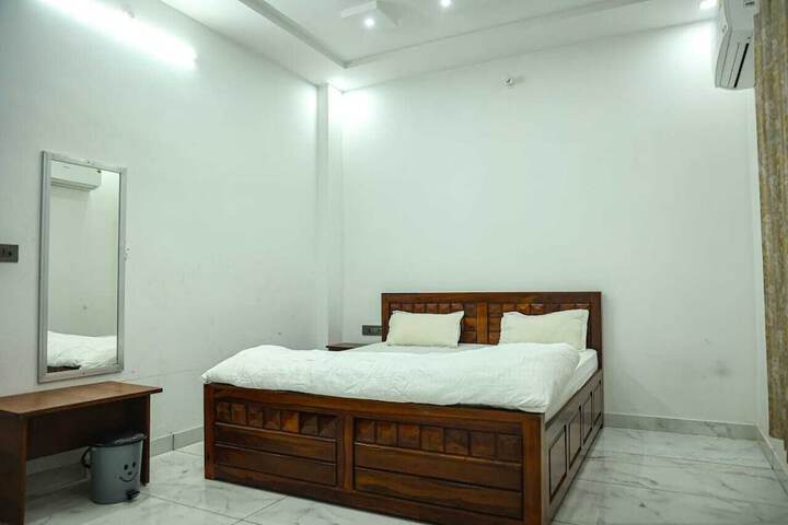 Room 5 of 15