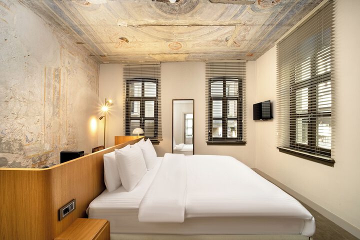 Room 18 of 40