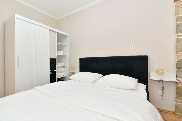 Room 6 of 28