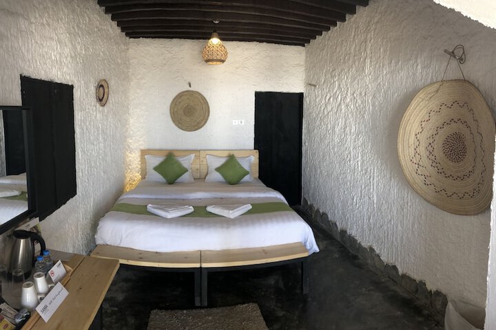 Room 6 of 16