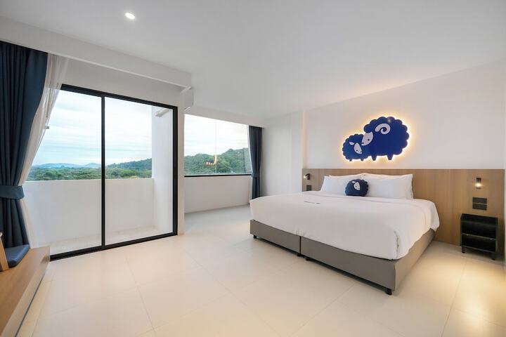 Room 12 of 106