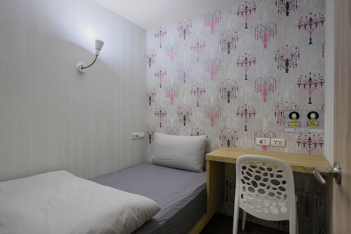 Room 7 of 25