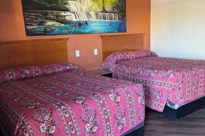 1 Queen Bed (4 of 8)