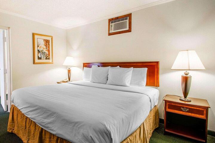 1 King Bed (4 of 5)