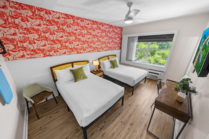 1 Queen Bed (10 of 27)