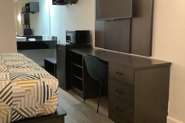 1 King Bed (3 of 16)