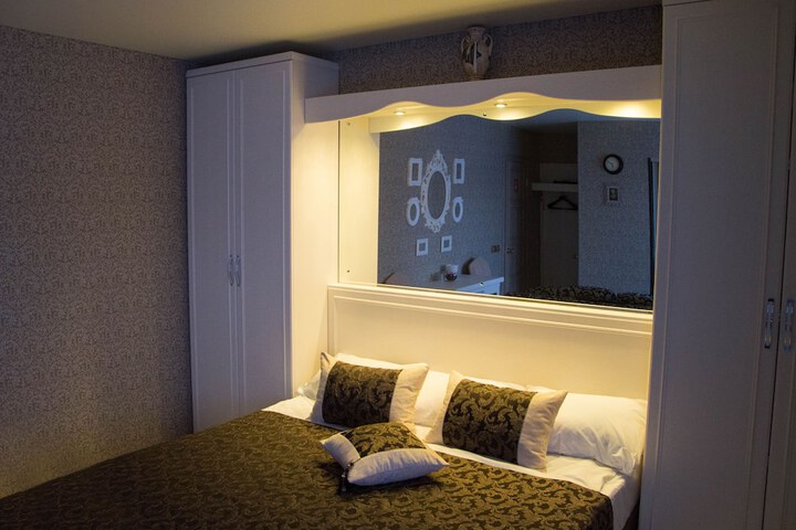 Room 9 of 52