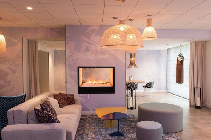 Lounge 68 of 107